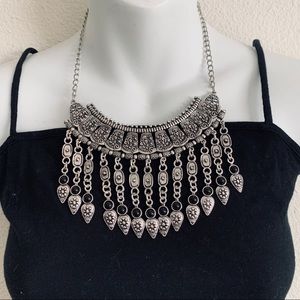 STATEMENT NECKLACE